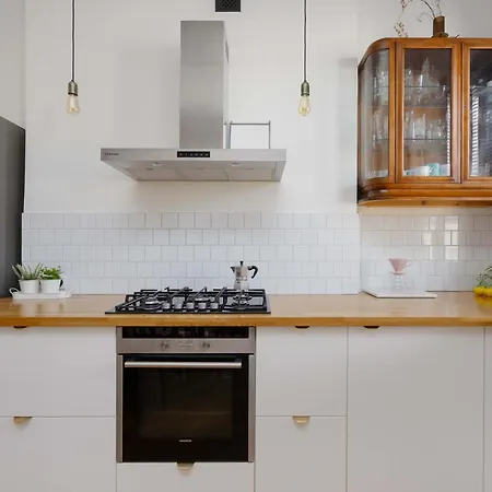 Family In Old Mokotow With Children's By Renters Varšava